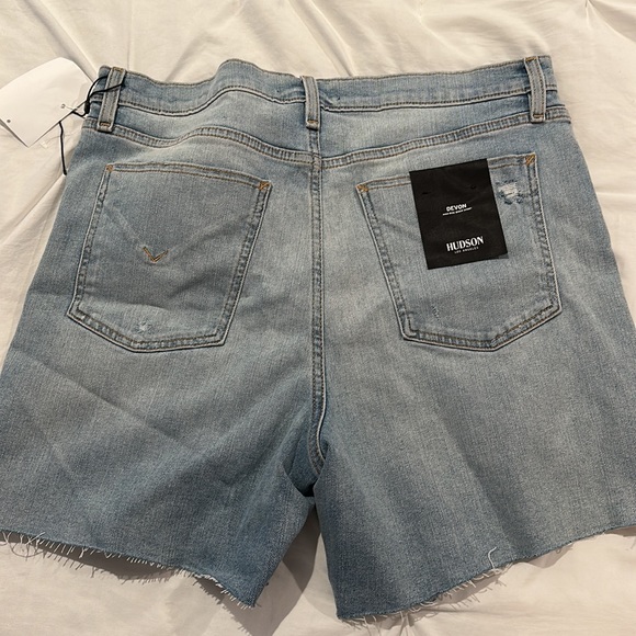 Hudson size 32 Devon high rise biker short in light denim, never worn - Picture 3 of 4